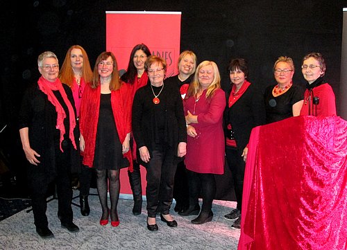 Gruppebild von Frauen in festlicher Kleidung mit der Farbe Rot als Thema